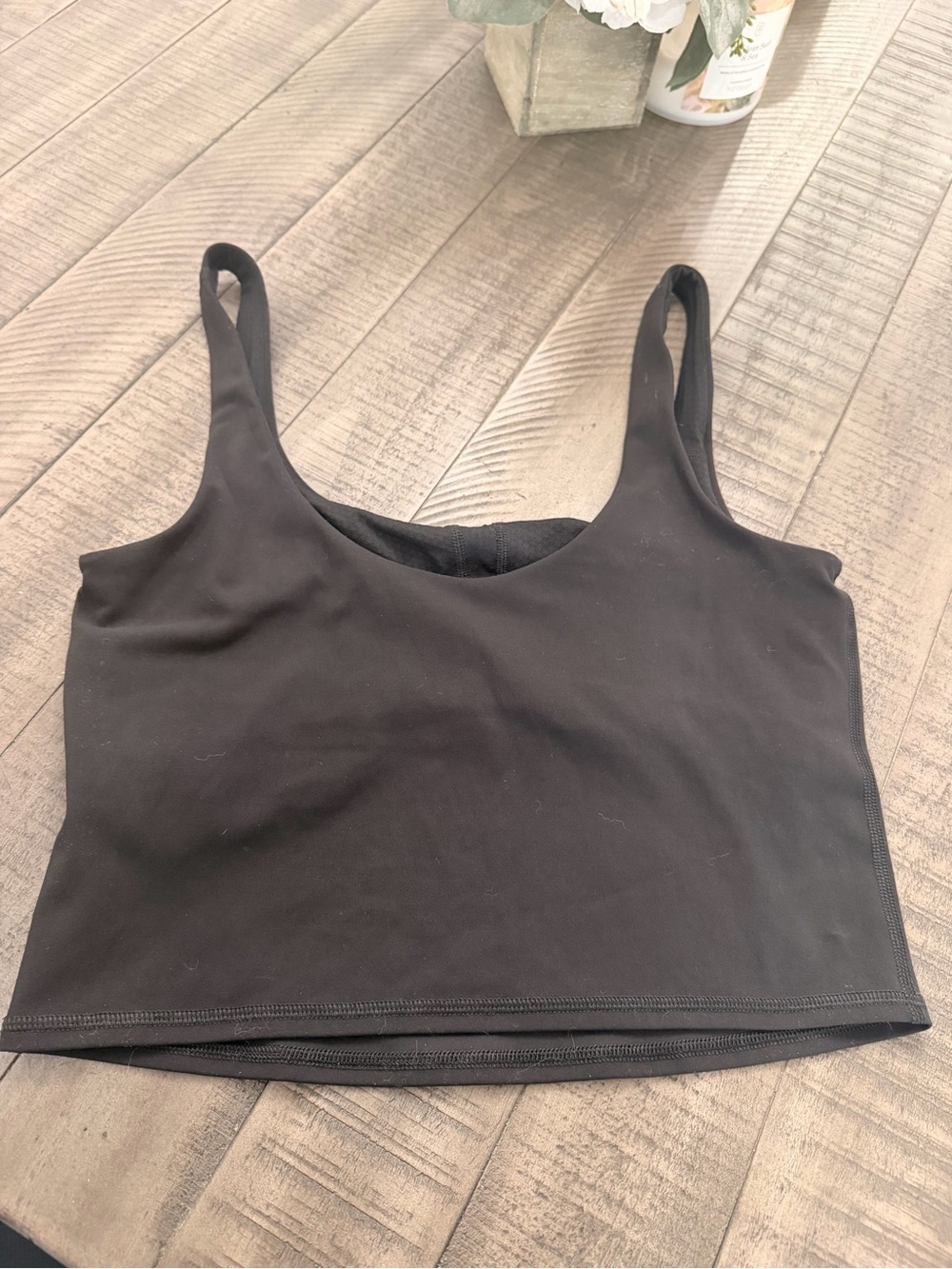 Vuori Black Scoop Neck Crop Tank - Picture 3 of 3